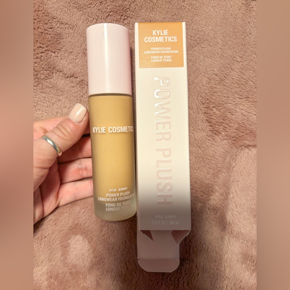 Kylie Cosmetics Power Plush Foundation 5N